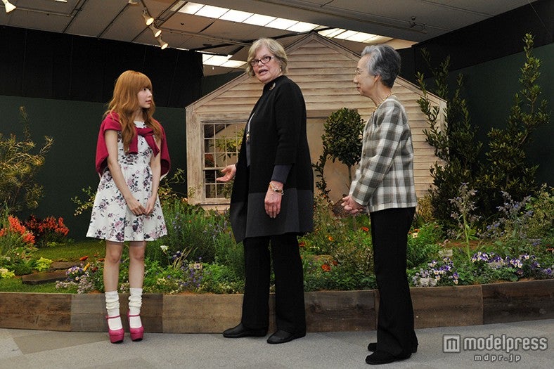 『生誕100年 ターシャ・テューダー展』を鑑賞している益若つばさ（左）