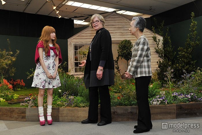 『生誕100年 ターシャ・テューダー展』を鑑賞している益若つばさ(左)