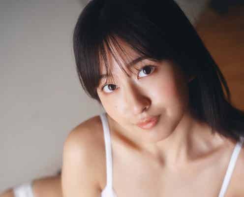 「ミス週刊少年マガジン」斉藤里奈、美谷間輝く白ビキニ姿で魅了
