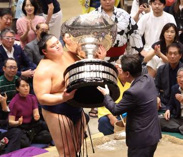 横綱大の里が涙の復活V 大関安青錦との千秋楽相星決戦、一気の突き出しで制し1年ぶり賜杯 独走から13、14日目連敗で急失速も最後は横綱の意地 君が代に涙止まらず