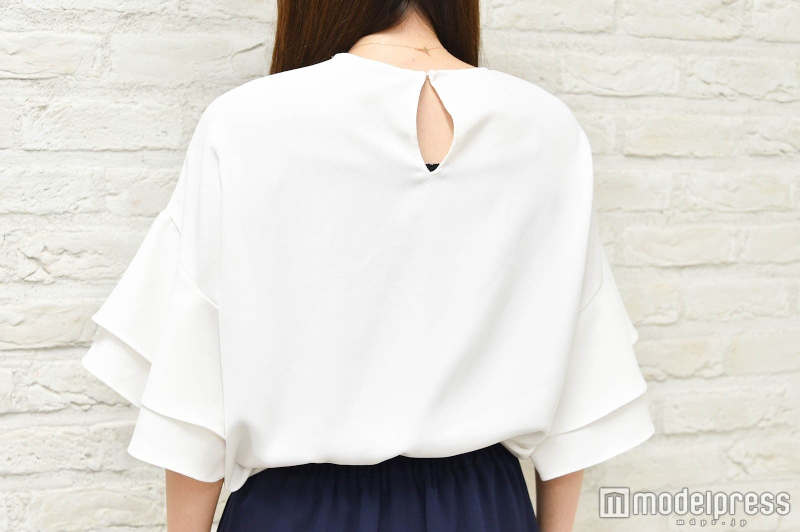 後ろはスリット入り＆ボタンでとめるタイプ（C）モデルプレス
