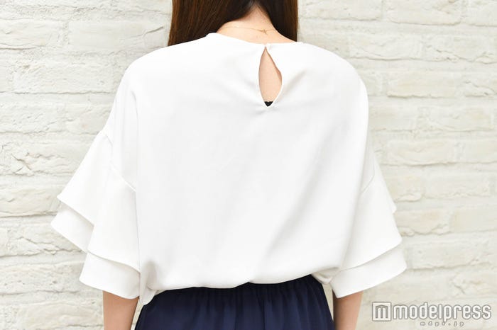 後ろはスリット入り&ボタンでとめるタイプ(C)モデルプレス