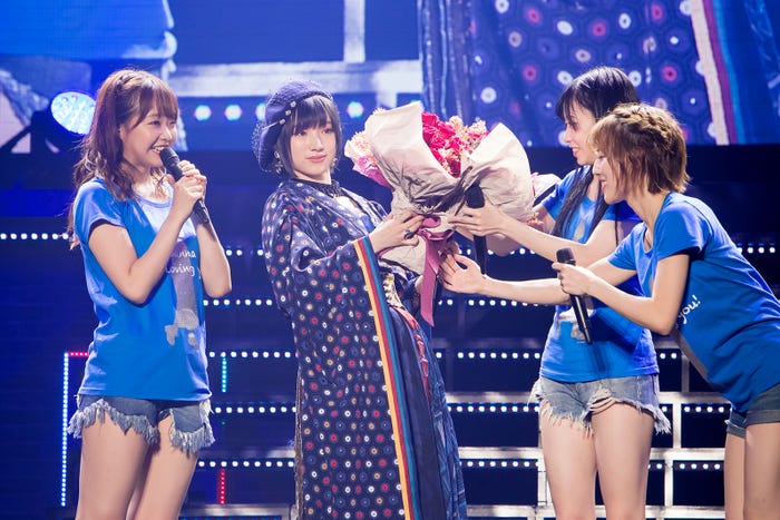花束を受け取る太田夢莉(C)NMB48