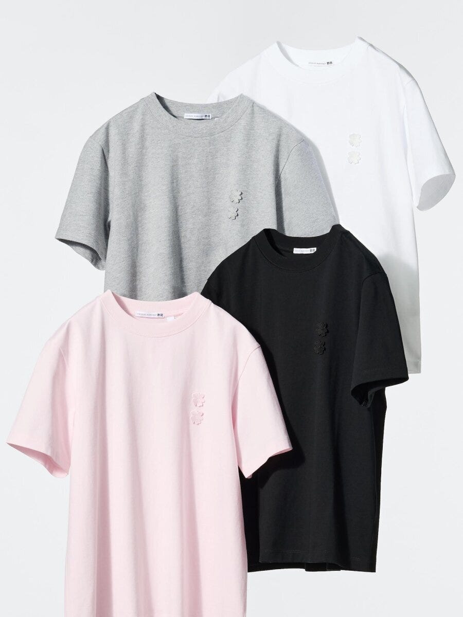 ピンク、グレー、黒、白のTシャツ4枚が重なり、胸元に花の刺繍がある