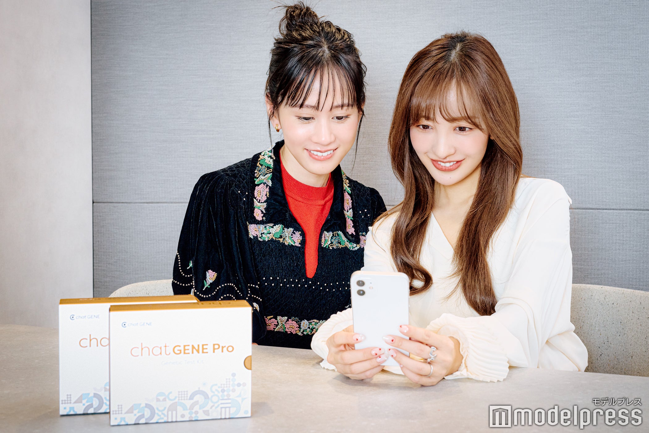 検査結果はスマホから確認（C）モデルプレス