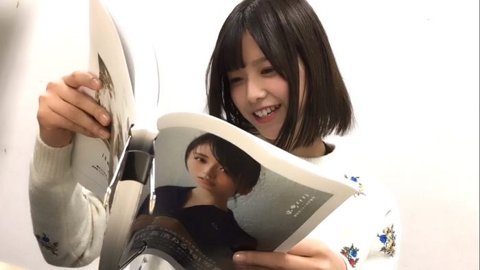 長濱ねる1st写真集『ここから』(講談社・12月19日発売)を見る渡邉理佐