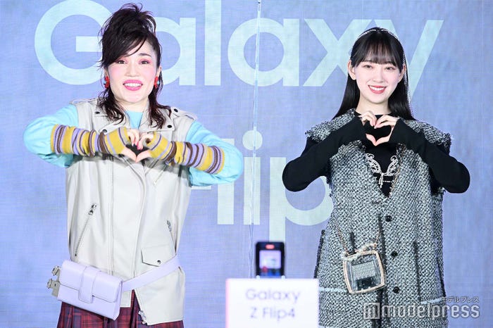 TikTok撮影をする平野ノラ、堀未央奈 (C)モデルプレス