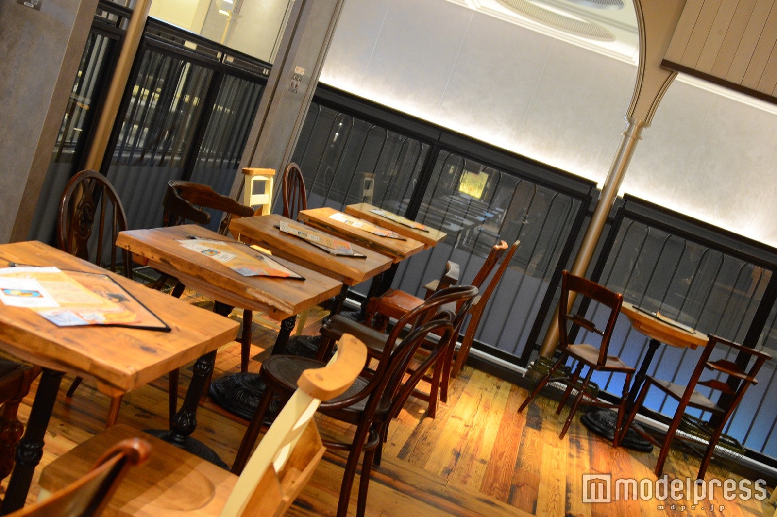 木を基調とした店内（C)モデルプレス