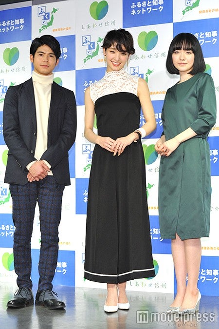 （左から）菅谷哲也、剛力彩芽、小島藤子（C）モデルプレス