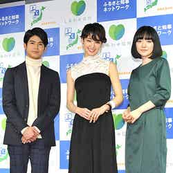 （左から）菅谷哲也、剛力彩芽、小島藤子（C）モデルプレス