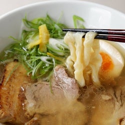 クセになる超極太麺!もちもち麺&滋味深きスープのコラボが新しい『自家製粉石臼挽き小麦 洛中その咲』