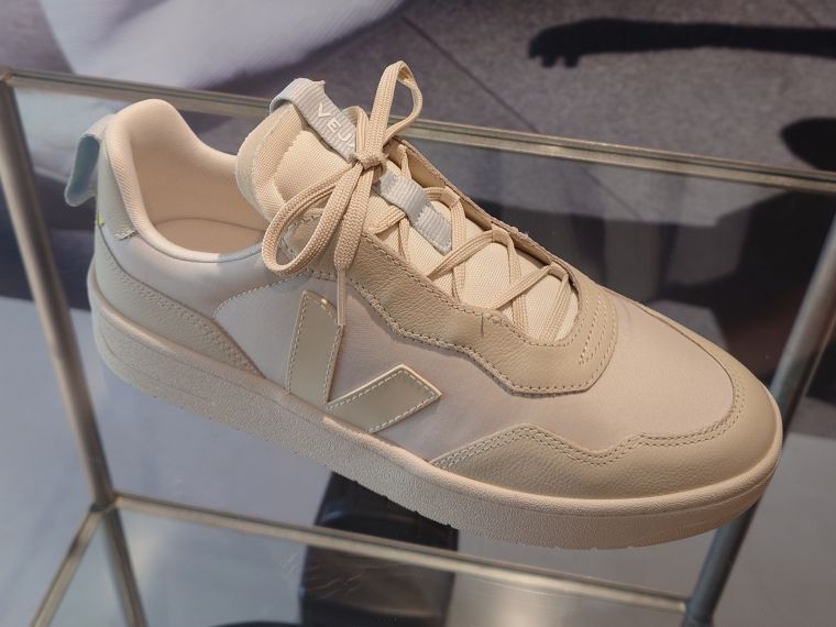 CFCL、仏「VEJA」との協業スニーカーを発売