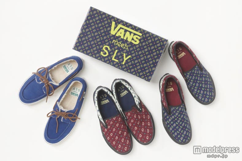 「SLY」カラーを取り入れたスリッポン・内ボアのデッキシューズ(10月中旬から下旬発売予定)