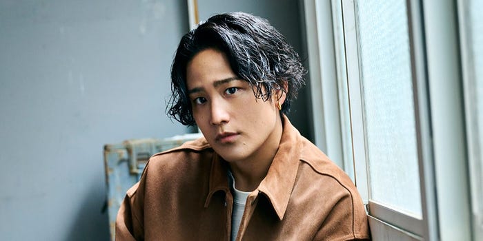 桐山照史の学歴を徹底解説!大阪産業大学中退、興国高校保育科卒の異色経歴と12年間の下積みから掴んだデビューまでの軌跡