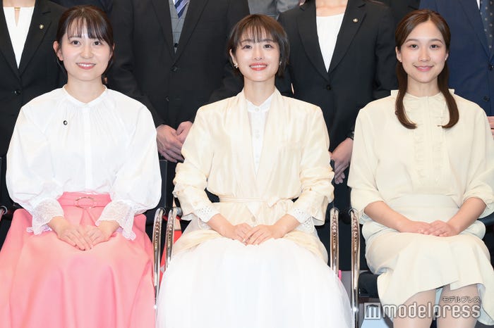 三山賀子アナウンサー、石原さとみ、松岡朱里アナウンサー(C)モデルプレス