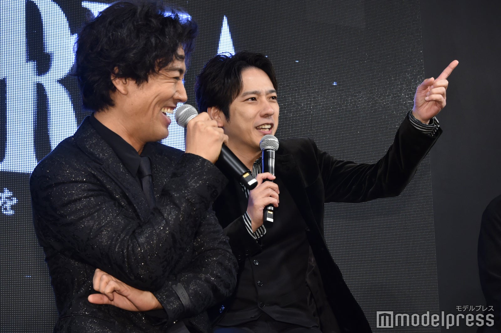 桐谷健太のマネをする二宮和也（C）モデルプレス