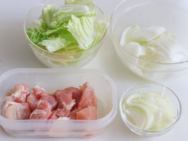 鶏もも肉は塩をもみ込んで下味をつけておく。白菜は芯の部分は2～3cm幅のそぎ切りにし、葉の部分はざく切りにする。たまねぎはうす切りにする。