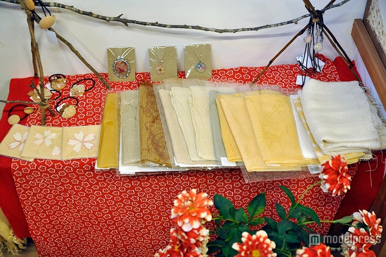 ストールやハンカチのお茶染め体験も可能（予約制）