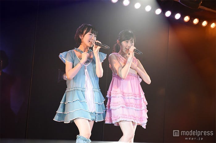 (左から)生駒里奈、渡辺麻友(C)AKS