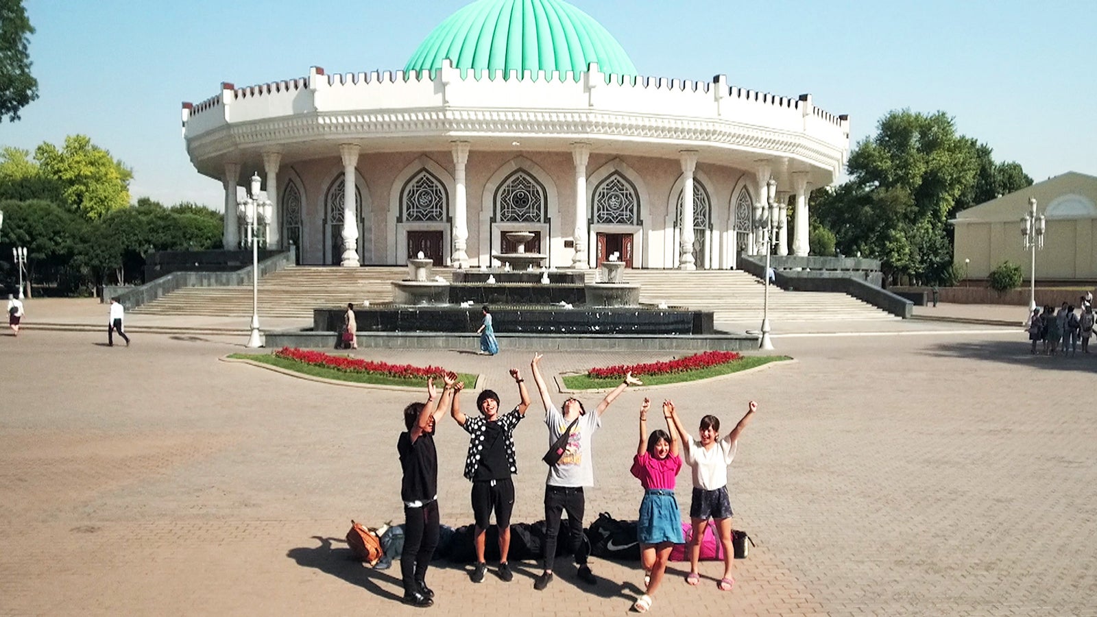 ウズベキスタンに降り立ったメンバー「あいのり：Asian Journey」シーズン2第10話より（C）フジテレビ