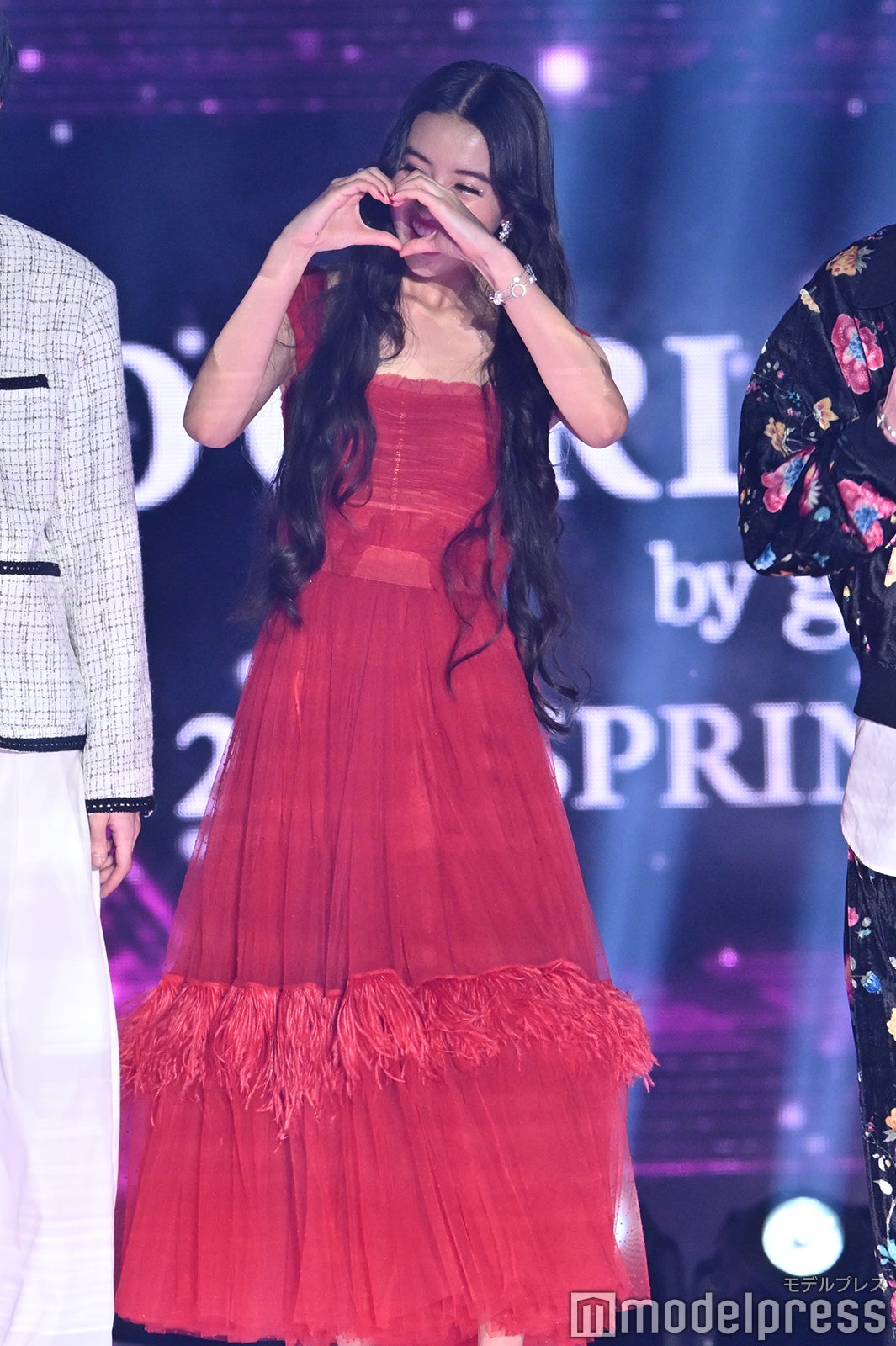 ハートポーズでファンサするKoki（C）モデルプレス