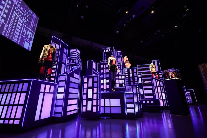 ツアーに使用した実物セット（提供画像）