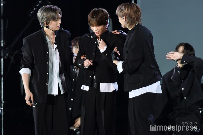 FUMA、HARUA、NICHOLASの三角関係勃発で後ろのYUMAも思わず目隠し(C)モデルプレス