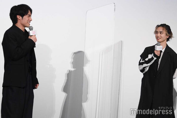 草川拓弥から“未読スルー”を指摘され釈明する赤楚衛二 (C)モデルプレス