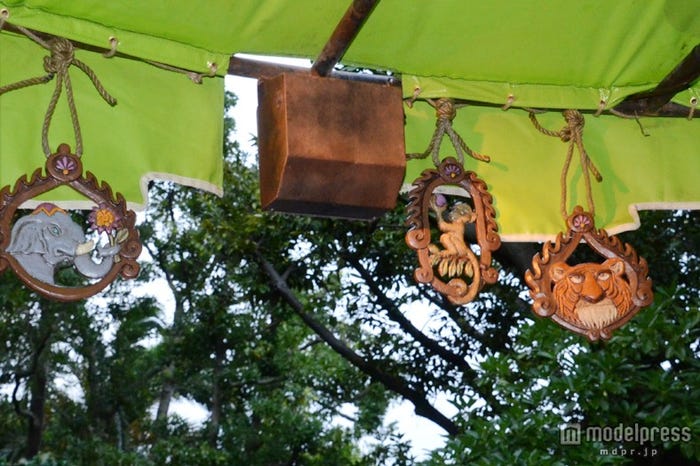 船にかかる動物のお守り/「ジャングルクルーズ:ワイルドライフ・エクスペディション」