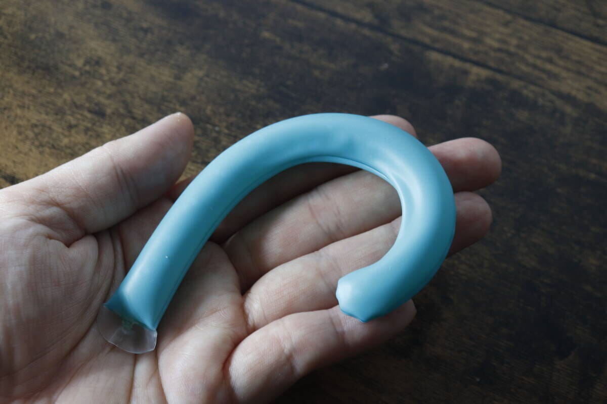 耳裏ひんやりパッド1個を手のひらに乗せて大きさを確認している様子
