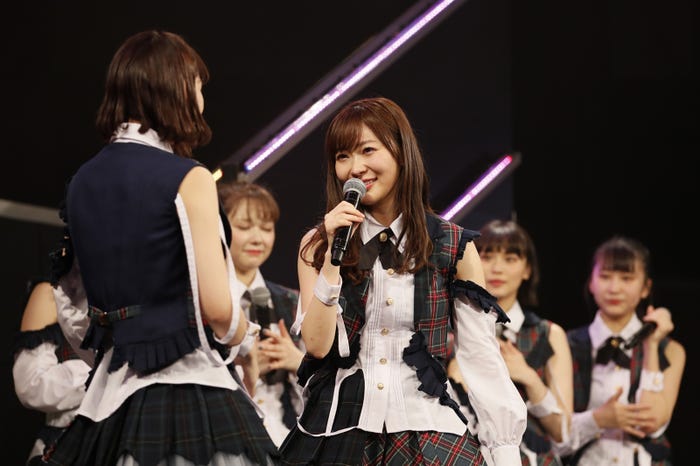 松岡菜摘から手紙 /指原莉乃 卒業公演より(C)AKS