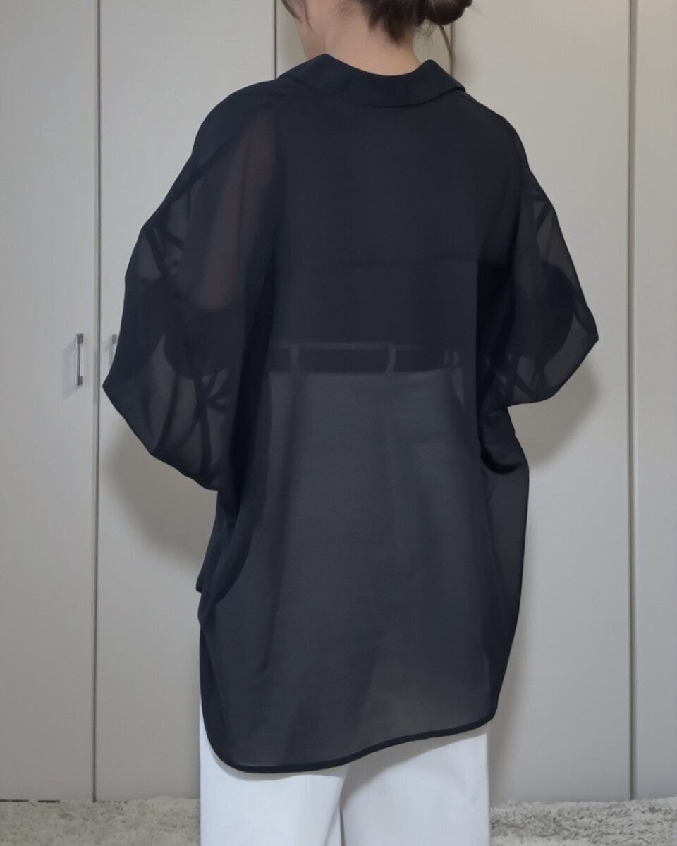 GU　シアードルマンスリーブシャツQ　背面の着用シルエットとヒップが隠れる丈感