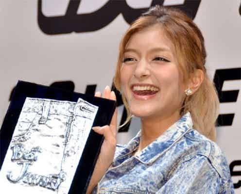 ローラ、ミニスカで美脚披露 「ベストジーニスト」受賞は狙い通り?