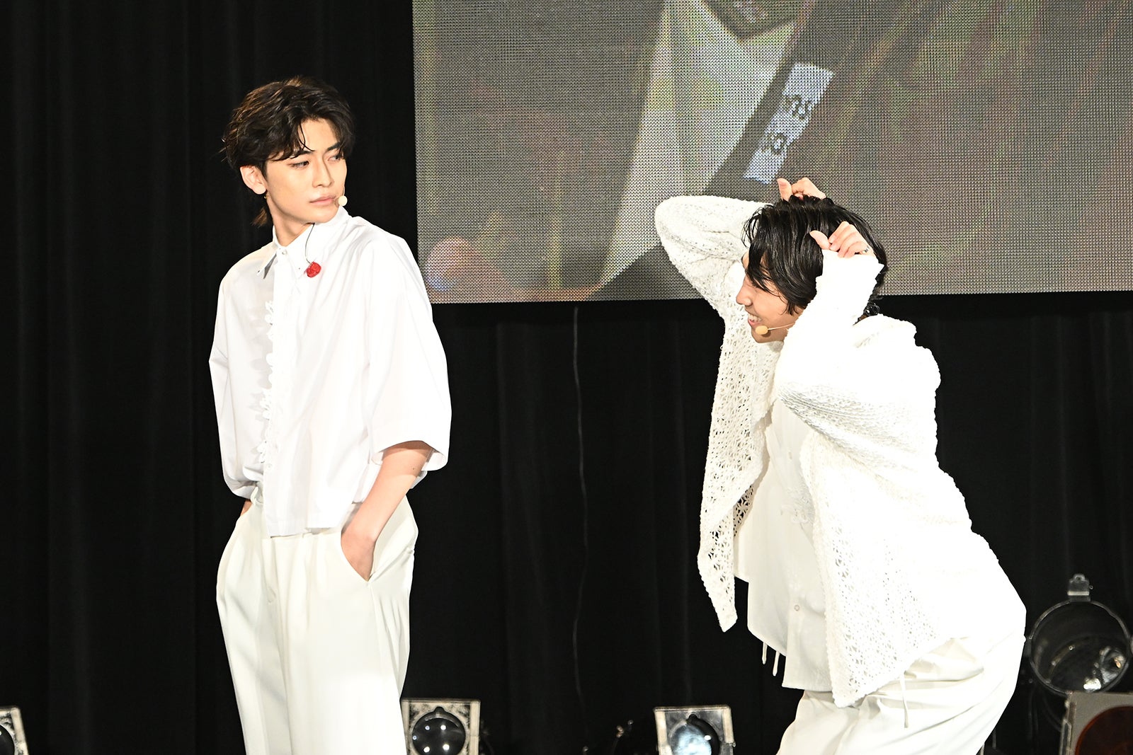 3話のシーン再現で弾役をやる高橋文哉、あす花役をやる八村倫太郎「君の花になる “Let's 8LOOM” TOUR～FIRST and LAST～」東京公演（C）TBS