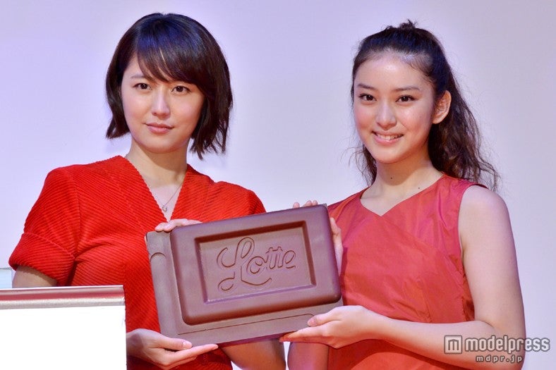 ロッテ ガーナ「チョコ開き 宣言セレモニーに出席した長澤まさみ（左）と武井咲（右）