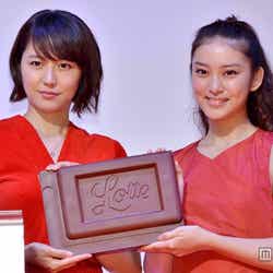ロッテ ガーナ「チョコ開き 宣言セレモニーに出席した長澤まさみ(左)と武井咲(右)