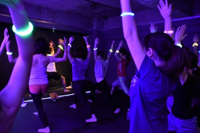 EDMにあわせてヨガを楽しむ／画像提供：株式会社Being Yoga Japan