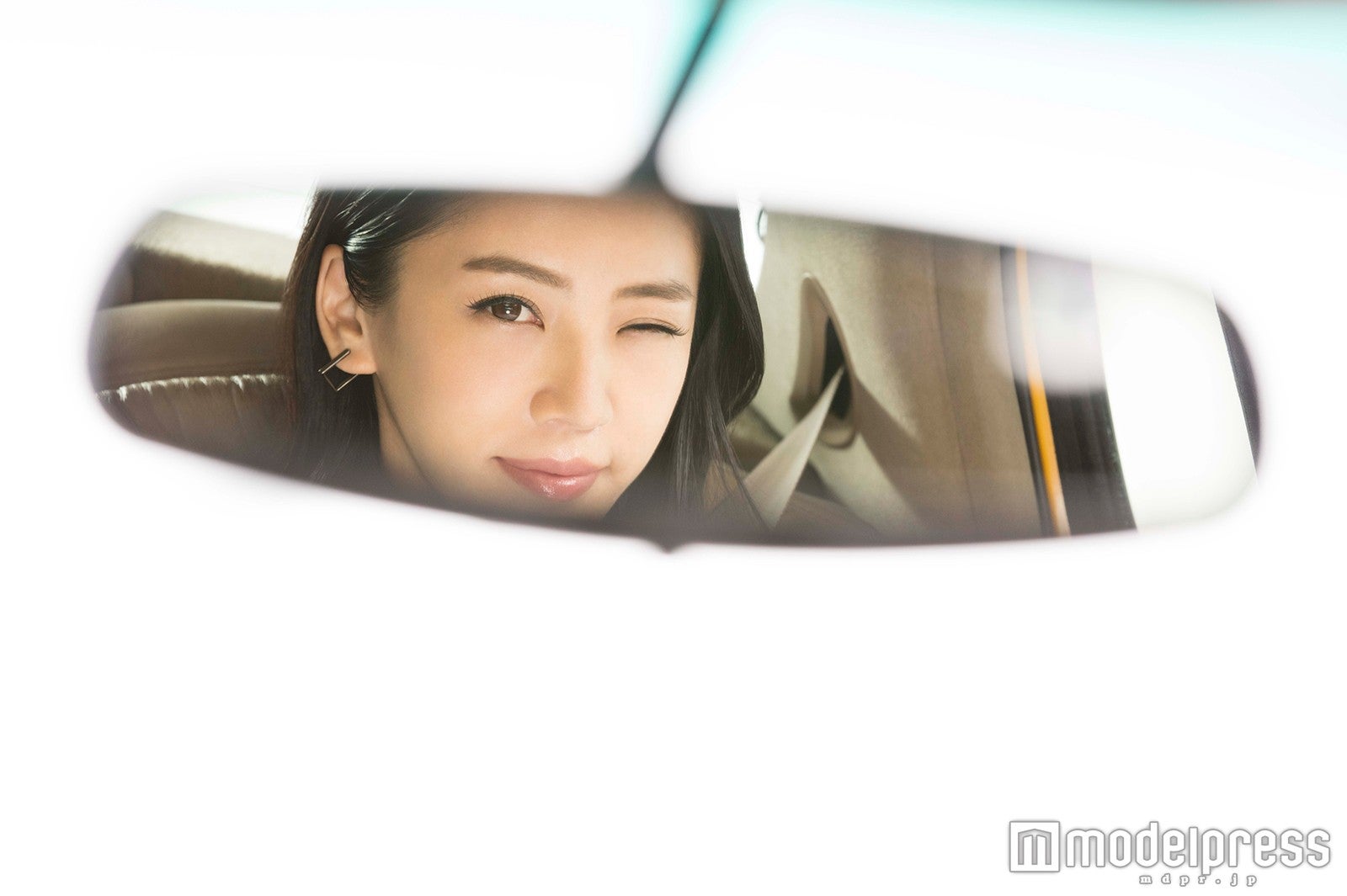 ミラー越しにウインクをするMEGBABY