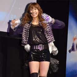 ゲームをプレイするAKB48秋元才加