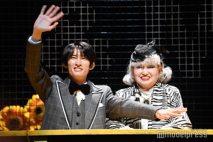 黒柳徹子と目線の高さを合わせる優男・向井康二(C)モデルプレス