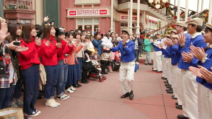 ミッキーマウスの“バースデー”の様子/ワールドバザール(C)Disney