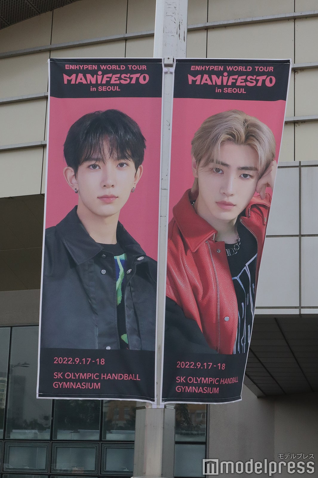 メンバーのフラッグ／HEESEUNG、SUNGHOON（ENHYPEN） （C）モデルプレス