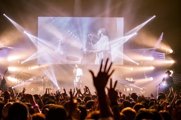 赤西仁 ツアー最終公演で Care ムラサキ 熱唱 初のバンドスタイルに本音も ライブレポ セットリスト モデルプレス 赤西仁 ツアー最終公演で Care ムラサキ 熱唱 初のバンドスタイルに本音も ライブレポ セットリスト モデルプレス