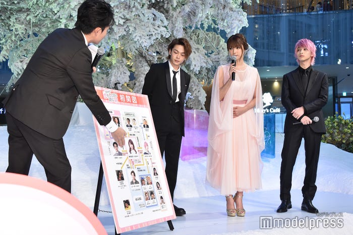 相関図を見る中村倫也、深田恭子、横浜流星 (C)モデルプレス