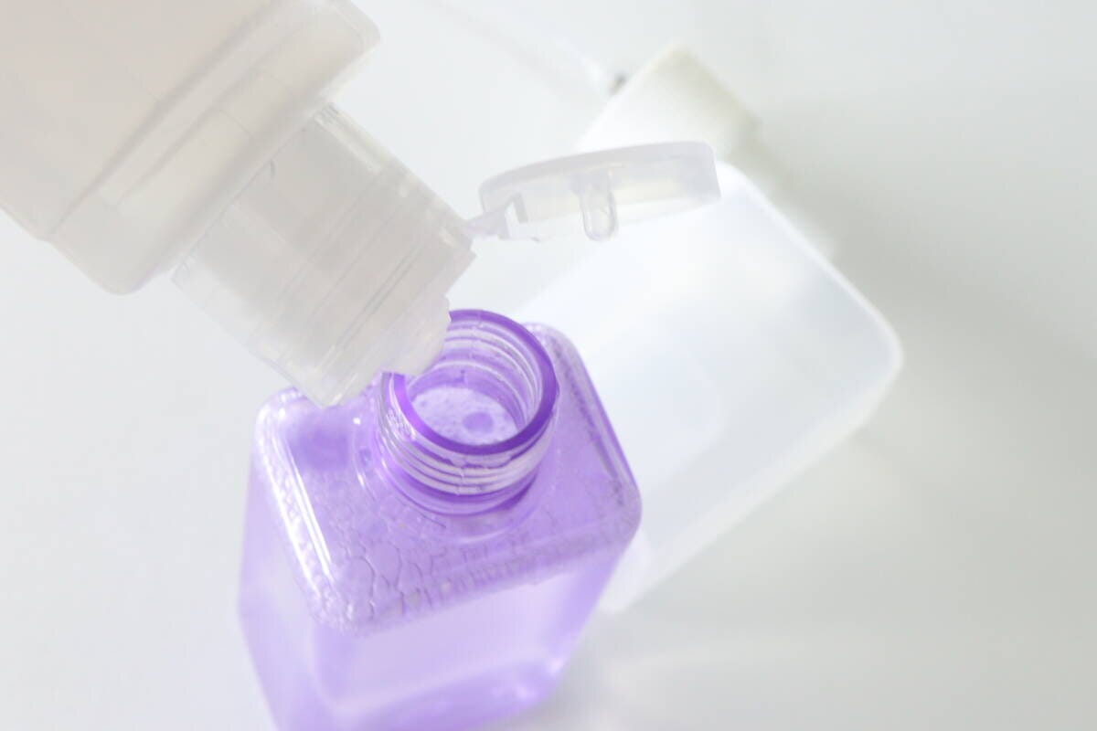 ノズル付きボトルからクロミボトルへ化粧水を詰め替える ノズル付きボトルからクロミボトルへ化粧水を詰め替える