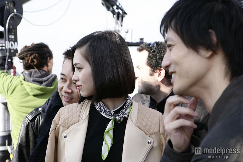 安藤政信、水原希子／資生堂「TSUBAKI」ヘッドスパ新CMメイキングショット