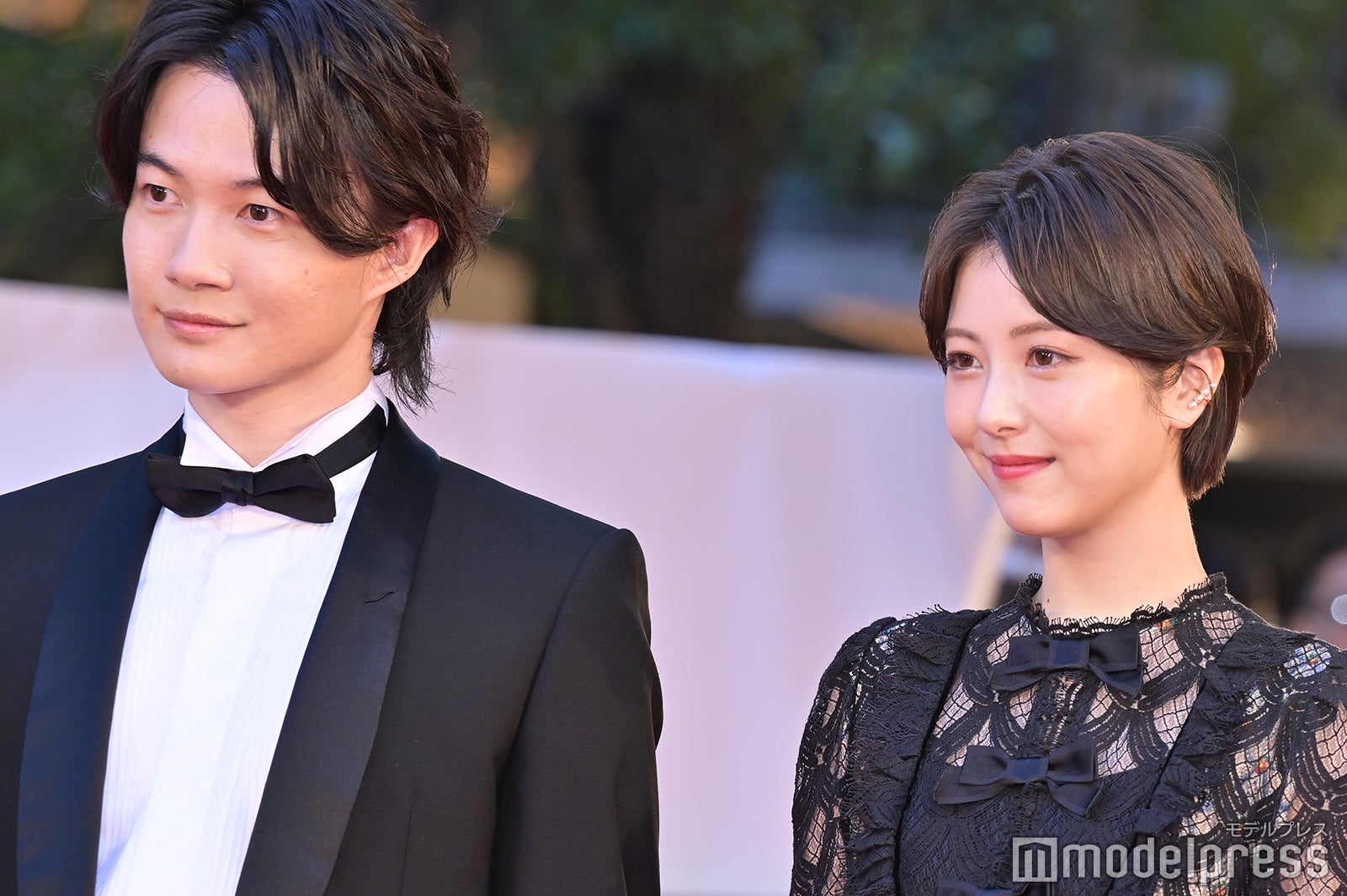 神木隆之介＆浜辺美波、レッドカーペット登場「第36回東京国際映画祭」開幕