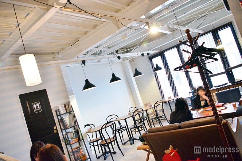 2階は大きな窓から光が差し込む開放的な空間