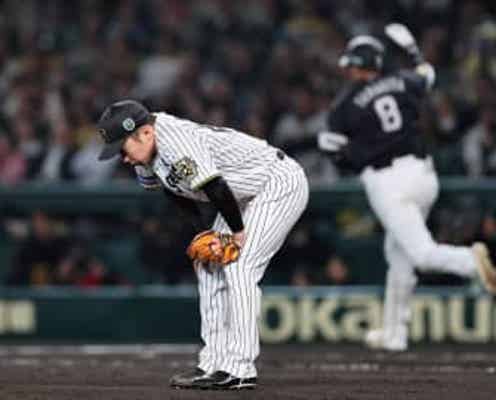 阪神・石井がまさかの失点 八回に柳田に同点2ラン被弾 4月4日以来、209日ぶり マウンド上でうなだれる