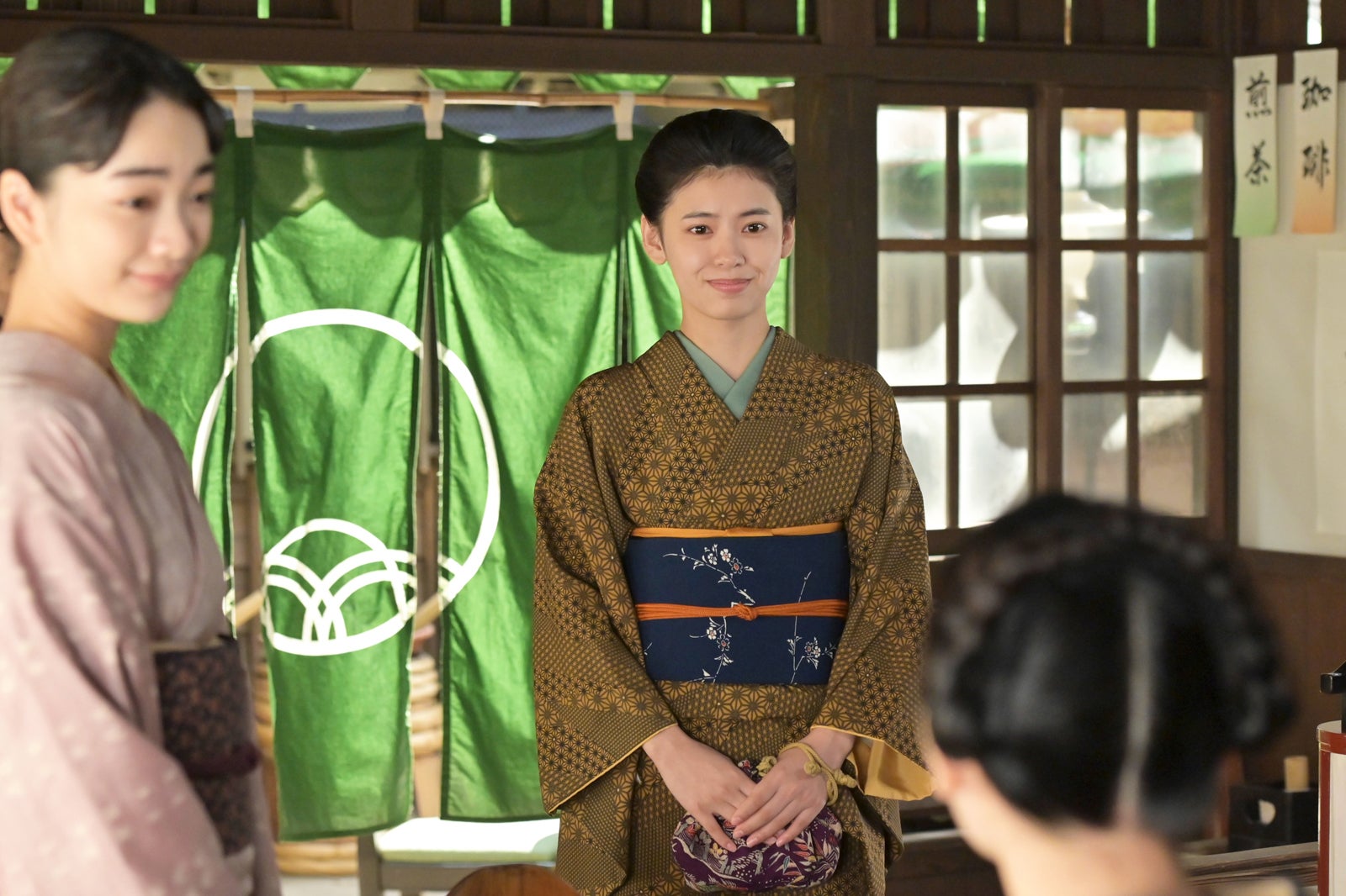 見上愛、池田朱那「風、薫る」第128話（C）NHK